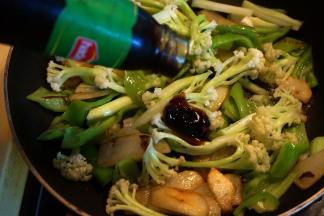 将菜花入锅中，倒入蚝油、生抽、盐翻炒均匀，如果有些干，可加少许热水