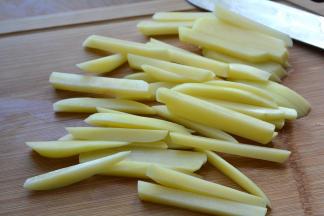 切成小拇指粗细，放在空气中静置5—10分钟，让表面的水汽蒸发