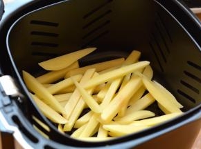 空气炸锅180度预热5分钟，拉出炸篮，将土豆条随意铺撒在炸篮里