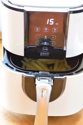 将炸篮重新推进炸锅中