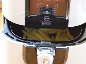 将炸篮重新推进炸锅中