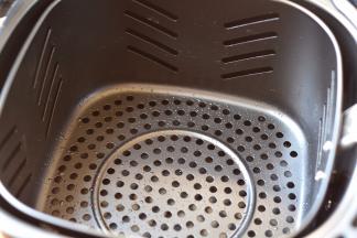 再看炸篮里，虽然只刷了几刷子油，居然还有残余的油在篮上