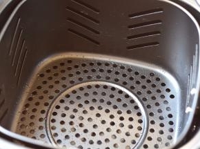 再看炸篮里，虽然只刷了几刷子油，居然还有残余的油在篮上