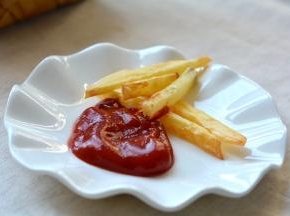 蘸着番茄酱趁热吃，好香噢