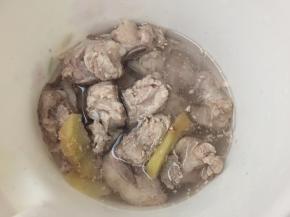 然后将焯去血水的排骨捞起过冷水