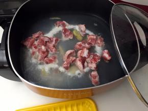 猪排骨洗净后加几片姜片放入锅中焯去血水