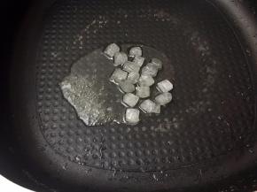 将锅里的水倒去，洗锅后在锅里倒入适量油，加入冰糖煮至融化