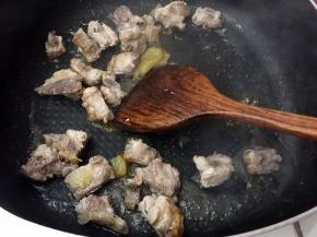 然后倒入排骨翻炒