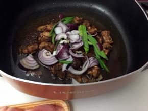 差不多收汁时放入切块的洋葱和蒜叶翻炒，边加盖焖至收汁