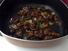 然后倒入梅汁翻炒，再加入适量开水翻拌均匀后盖上锅盖小火慢焖20分钟