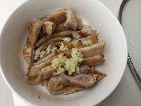 肉筋切成长条加入蒜蓉和生抽