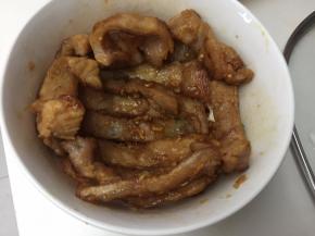 然后将肉筋整齐码放在碗中