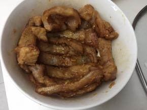 然后将肉筋整齐码放在碗中