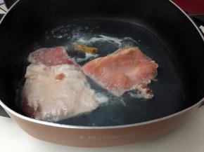 将肉筋和姜块加适量清水放入锅中一起焯去血水