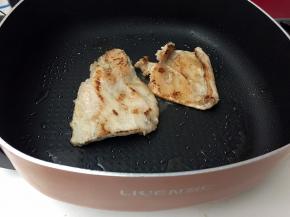 然后捞出肉筋，倒去锅里的水，将锅洗净后锅里倒入适量油将肉筋煎至两面金黄即可