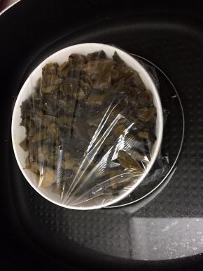 用牙签在保鲜膜上扎几个洞，锅里倒入适量清水，放入蒸架，盖上锅盖大火蒸开后转小火蒸20分钟，最后5放在放入几颗枸杞一起蒸熟