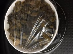 用牙签在保鲜膜上扎几个洞，锅里倒入适量清水，放入蒸架，盖上锅盖大火蒸开后转小火蒸20分钟，最后5放在放入几颗枸杞一起蒸熟