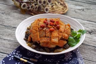 倒扣后将枸杞撒入