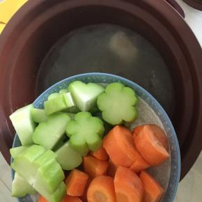 当紫砂锅时间显示还剩1个半小时的时候倒入佛手瓜和胡萝卜，继续盖上盖子炖