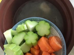 当紫砂锅时间显示还剩1个半小时的时候倒入佛手瓜和胡萝卜，继续盖上盖子炖