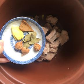 把排骨放在紫砂锅内，倒入一小块拍扁的姜，三个砂仁、几片香叶、一小块桂皮