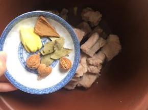 把排骨放在紫砂锅内，倒入一小块拍扁的姜，三个砂仁、几片香叶、一小块桂皮