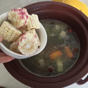 炖到还剩半小时的时候倒入玉米，一直炖到紫砂锅停止慢炖