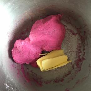 面粉成团，大约15分钟，再放入软好的黄油，继续高一个档位和面