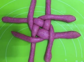 编好之后是这样，再逆时针方向编织一圈