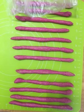 然后把每一个面团搓成20cm长条