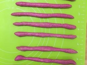 然后把每一个面团搓成20cm长条