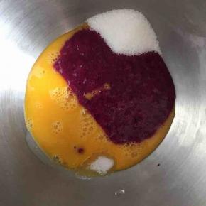 火龙果打成果泥，取65g倒入厨师机面桶内，鸡蛋打散倒入，盐和糖对角线放置