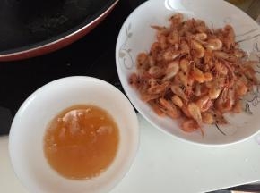 爆至虾皮酥脆即可捞起备用，倒出锅中多余的油