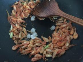 然后倒入河虾和冰糖