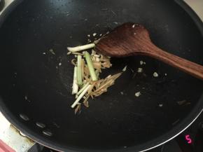 利用锅里的余油煸香姜丝、蒜末、葱蒜苗头