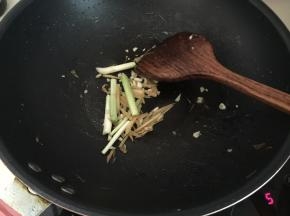 利用锅里的余油煸香姜丝、蒜末、葱蒜苗头