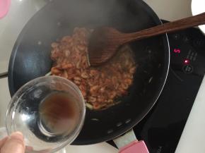 加入适量开水，淋入梅汁翻炒