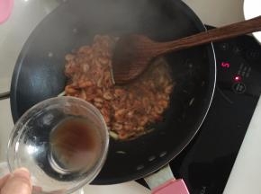 加入适量开水，淋入梅汁翻炒