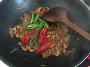 稍微收汁时放入红辣椒和青辣椒翻炒