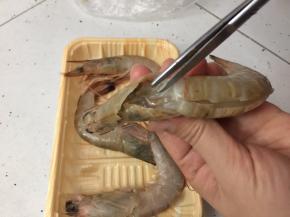 用剪刀剪去虾须虾枪