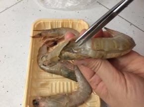 用剪刀剪去虾须虾枪