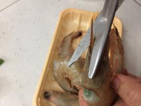 虾洗净后在虾头上剪个小三角，去除虾肚