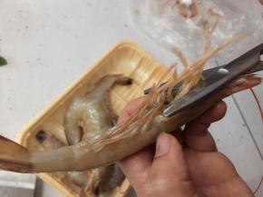 然后用剪刀开虾背，剔除虾线