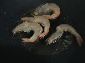 热锅冷油后将虾放入锅中煎至两面金黄