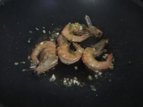 然后撒入葱姜蒜末，要翻面煎