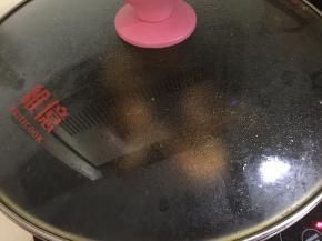 然后加入开水、黄酒、白砂糖、盐、生抽拌匀后盖上锅盖焖煮会儿