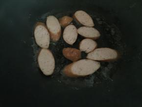 锅里热油后煎香热狗肠