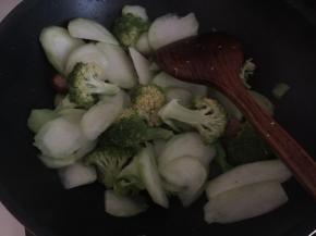 放入西兰花炒