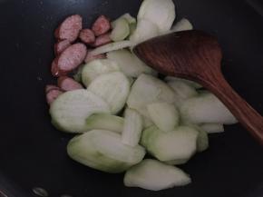 将切片的芥蓝头放入锅中翻炒