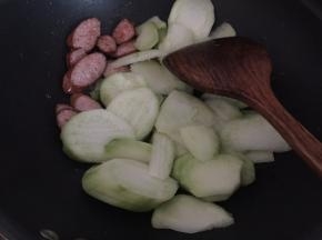 将切片的芥蓝头放入锅中翻炒